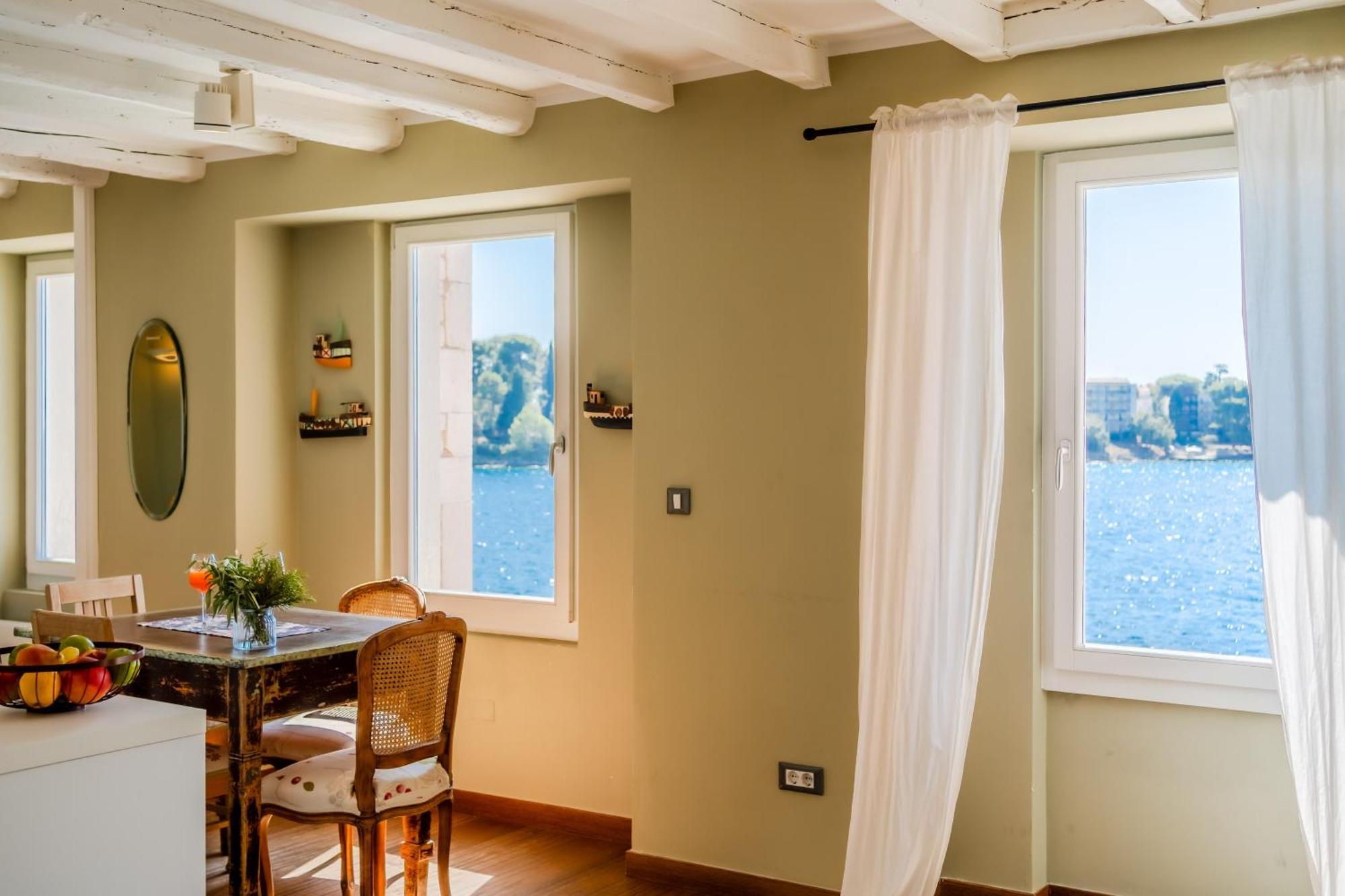 Apartment Mediterraneo Ровинь Экстерьер фото
